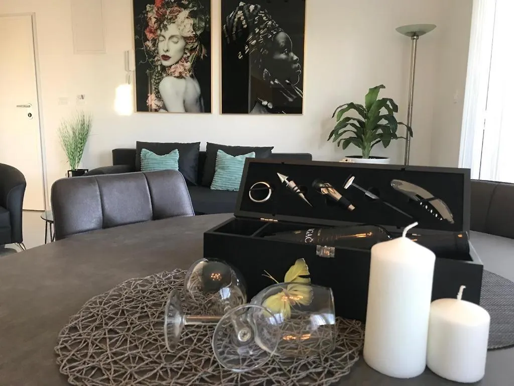 Hedonist-Luxury 2 Bedroom Apartment With Private Hot Tub, Garden And Free Parking Trogir