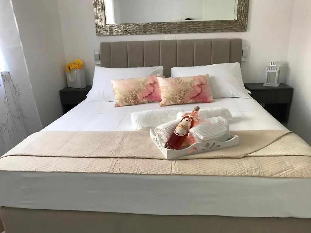 Hedonist-Luxury 2 Bedroom Apartment With Private Hot Tub, Garden And Free Parking Trogir