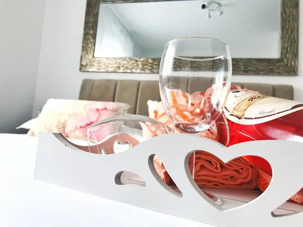 Hedonist-Luxury 2 Bedroom Apartment With Private Hot Tub, Garden And Free Parking Trogir