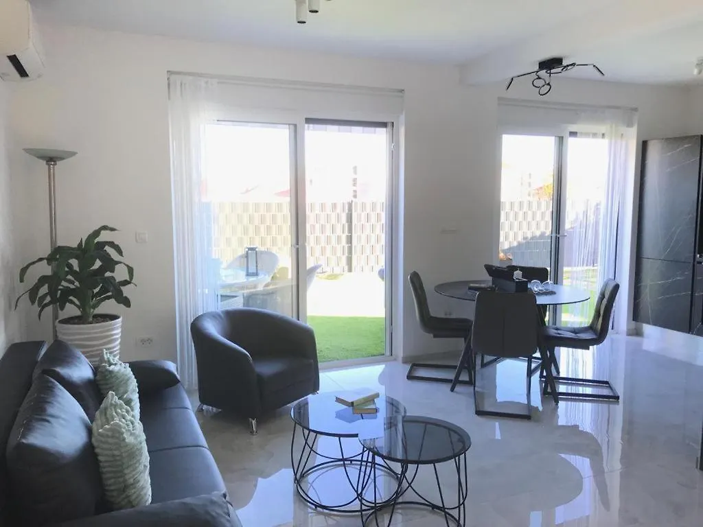 Hedonist-Luxury 2 Bedroom Apartment With Private Hot Tub, Garden And Free Parking Trogir