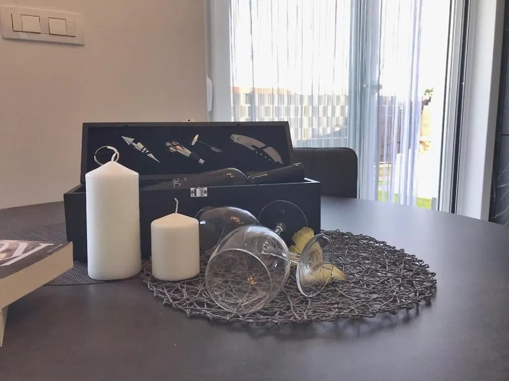 Hedonist-Luxury 2 Bedroom Apartment With Private Hot Tub, Garden And Free Parking Trogir