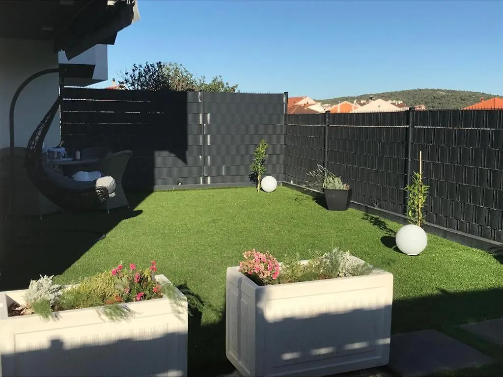 Hedonist-Luxury 2 Bedroom Apartment With Private Hot Tub, Garden And Free Parking Trogir 0*,  Croatia