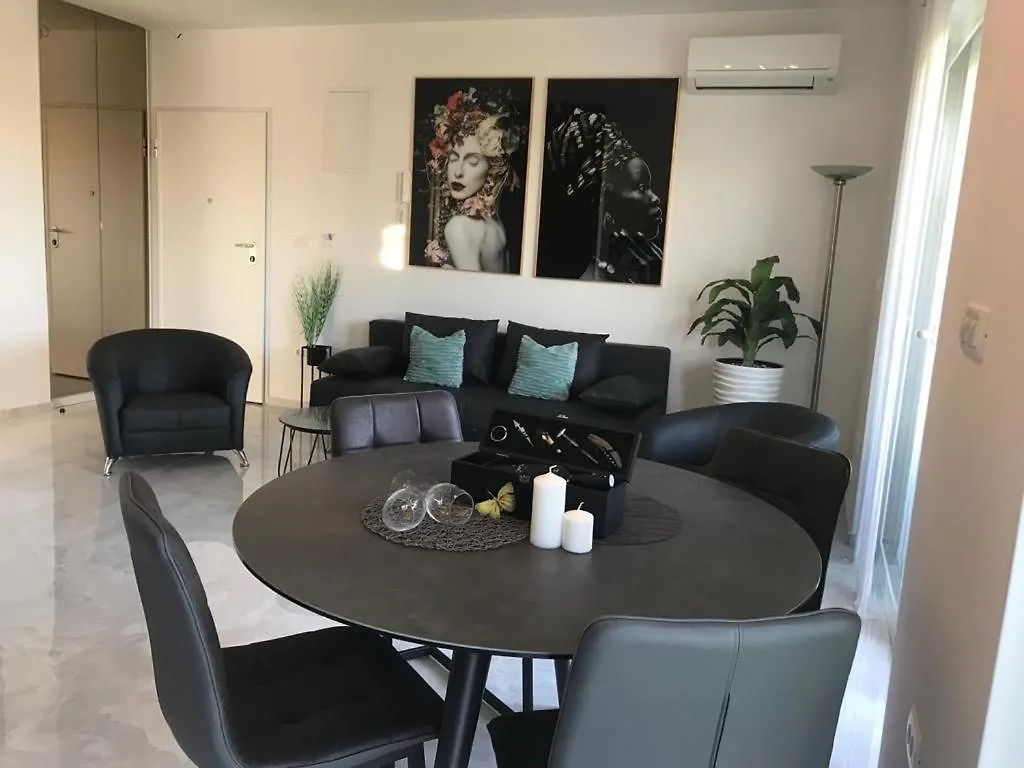 Hedonist-Luxury 2 Bedroom Apartment With Private Hot Tub, Garden And Free Parking Trogir