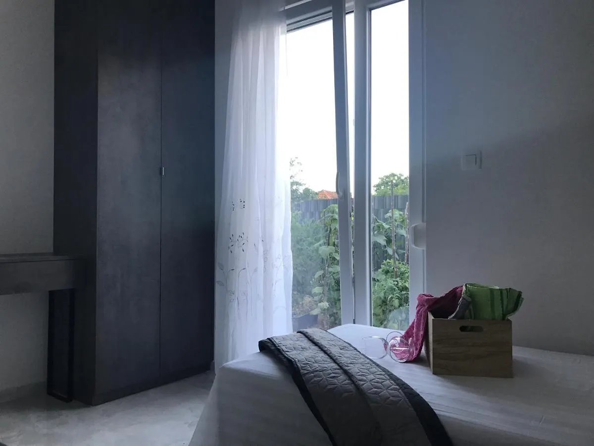 Hedonist-Luxury 2 Bedroom Apartment With Private Hot Tub, Garden And Free Parking Trogir