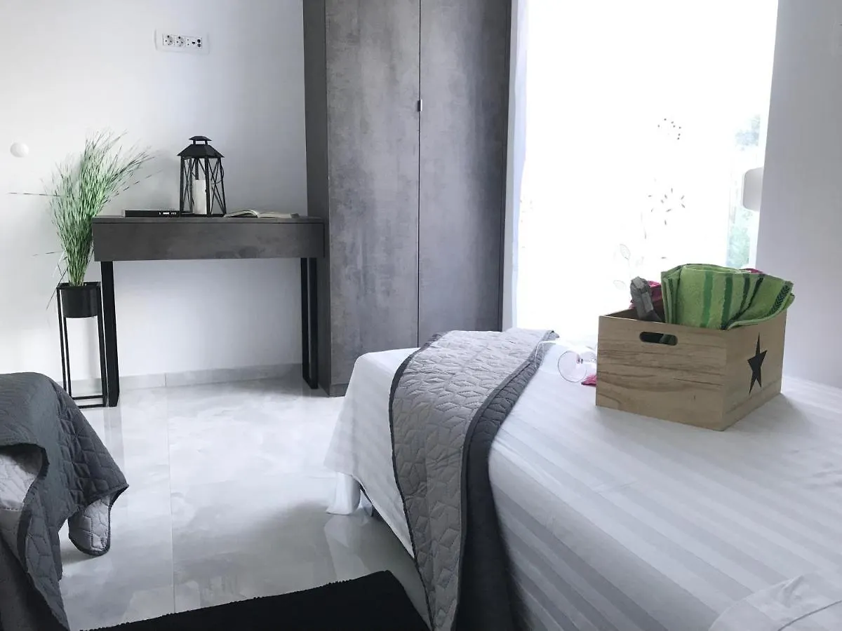 Hedonist-Luxury 2 Bedroom Apartment With Private Hot Tub, Garden And Free Parking Trogir