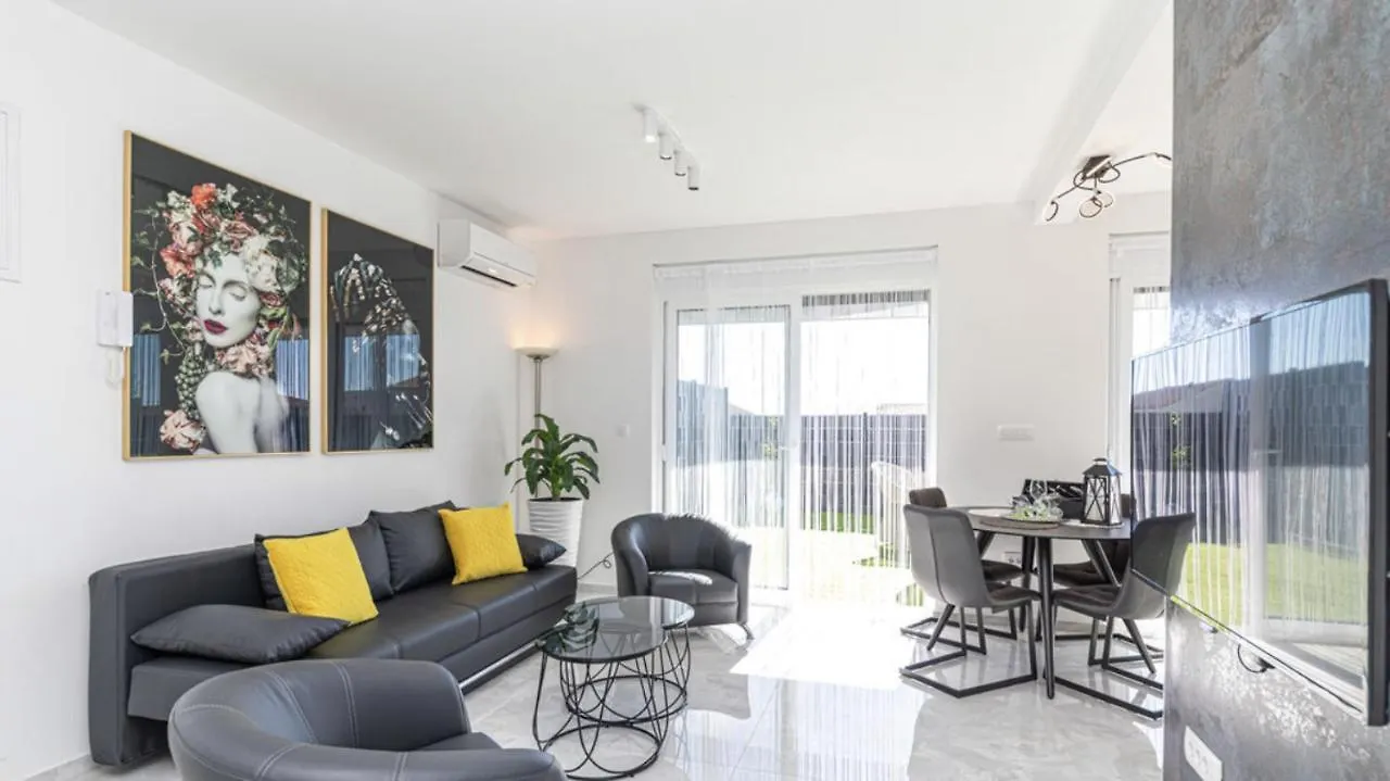 Hedonist-Luxury 2 Bedroom Apartment With Private Hot Tub, Garden And Free Parking Trogir Croatia