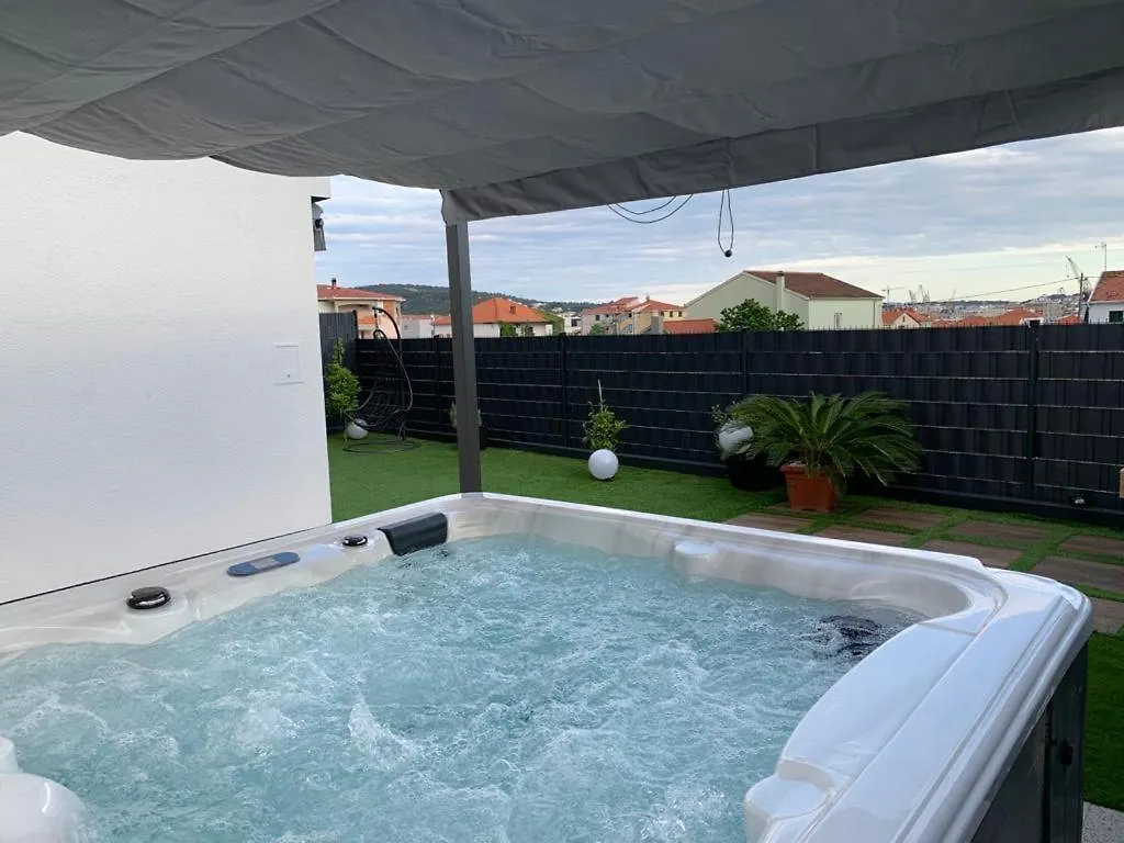 Hedonist-Luxury 2 Bedroom Apartment With Private Hot Tub, Garden And Free Parking Trogir
