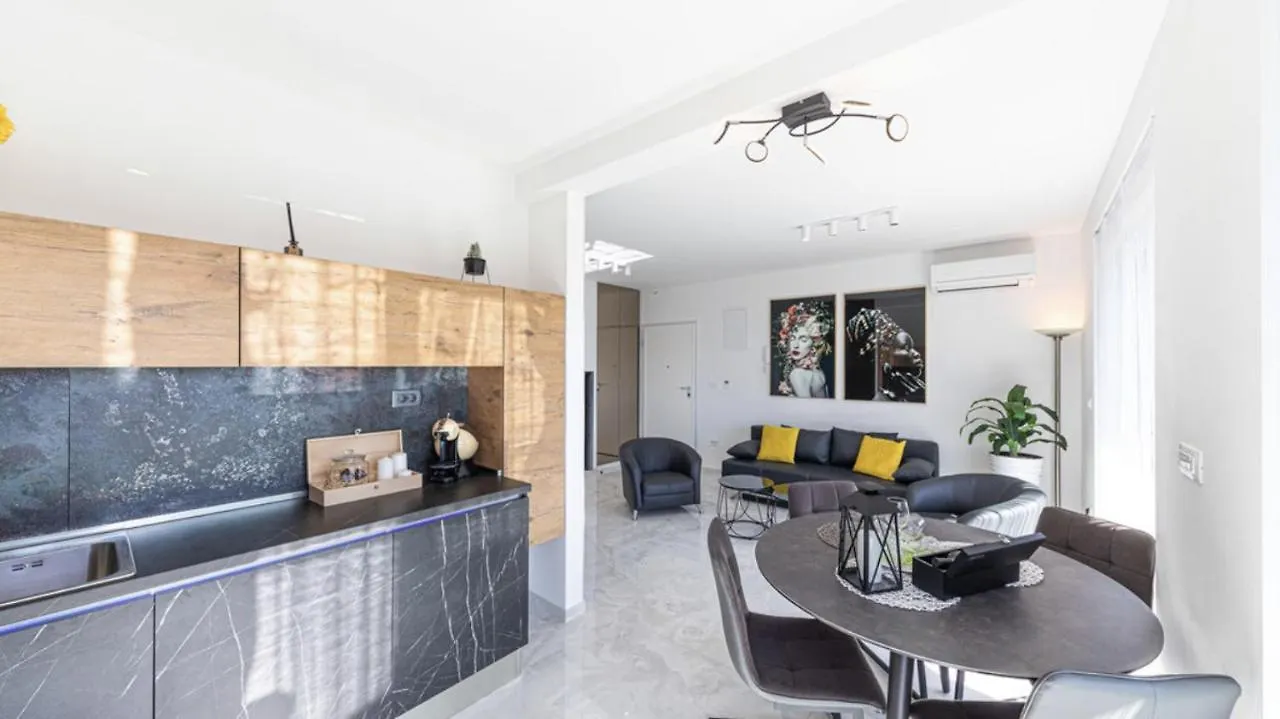 Hedonist-Luxury 2 Bedroom Apartment With Private Hot Tub, Garden And Free Parking Trogir Croatia