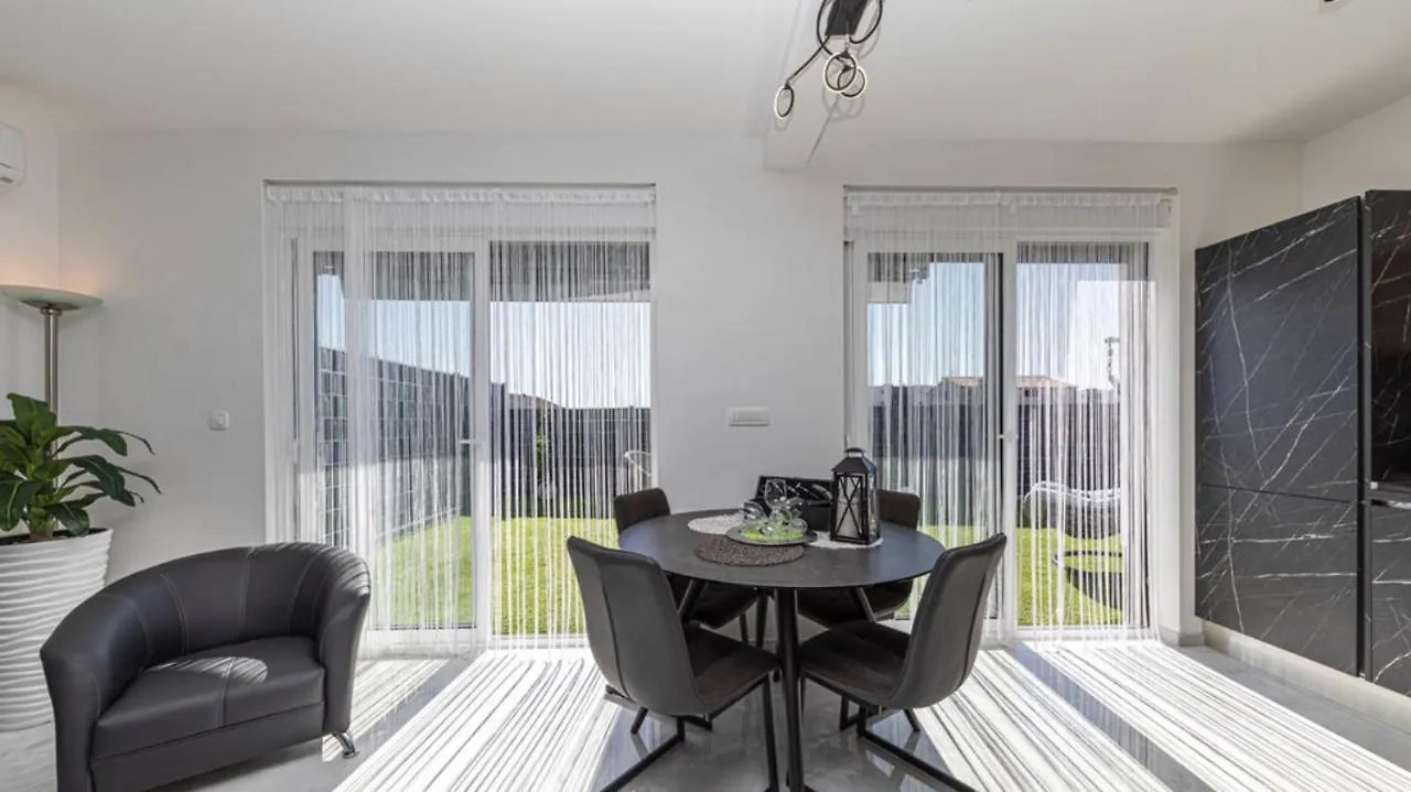 Hedonist-Luxury 2 Bedroom Apartment With Private Hot Tub, Garden And Free Parking Trogir Croatia