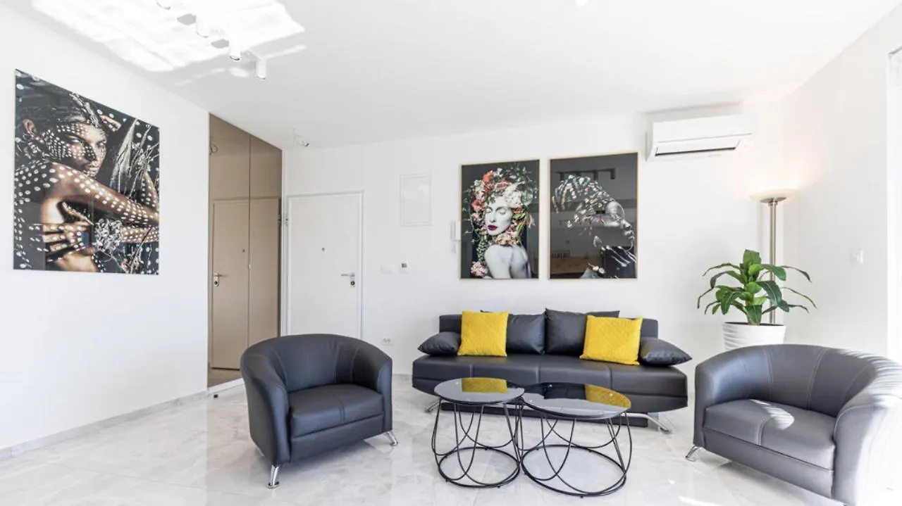 Hedonist-Luxury 2 Bedroom Apartment With Private Hot Tub, Garden And Free Parking Trogir 0*,  Croatia