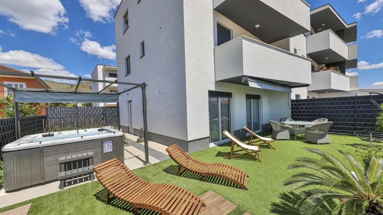 Hedonist-Luxury 2 Bedroom Apartment With Private Hot Tub, Garden And Free Parking Trogir