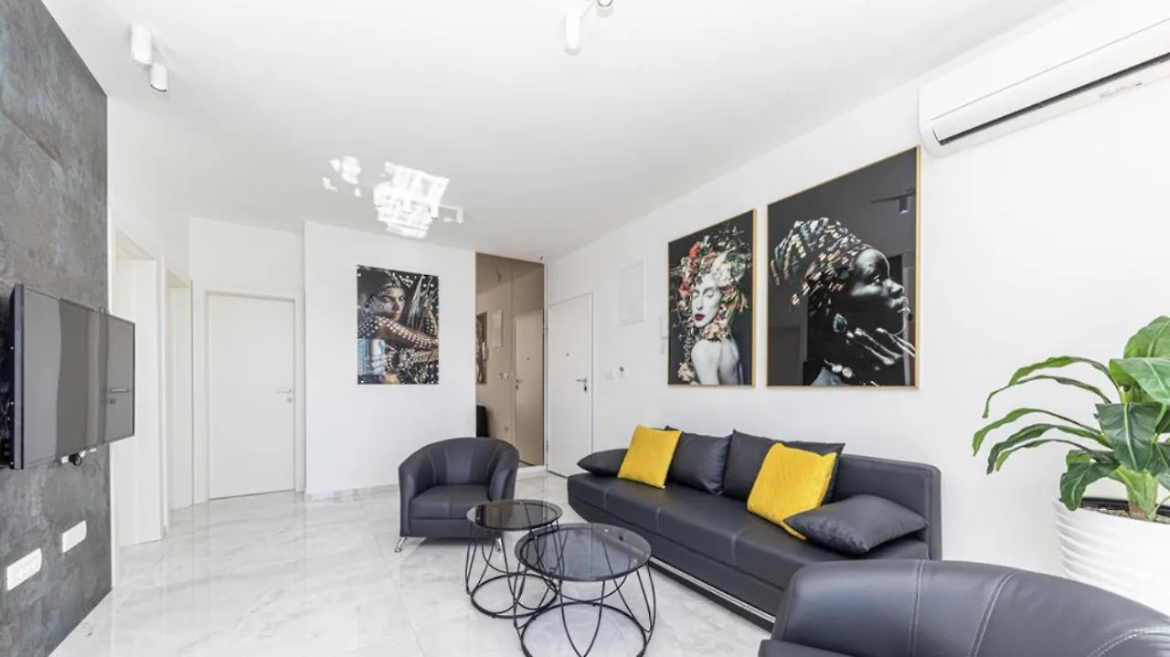 Hedonist-Luxury 2 Bedroom Apartment With Private Hot Tub, Garden And Free Parking Trogir