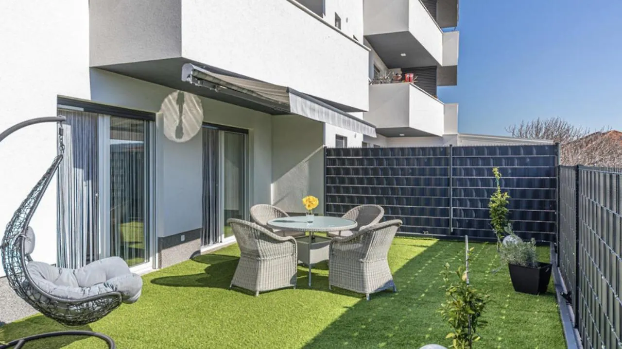 Hedonist-Luxury 2 Bedroom Apartment With Private Hot Tub, Garden And Free Parking Trogir